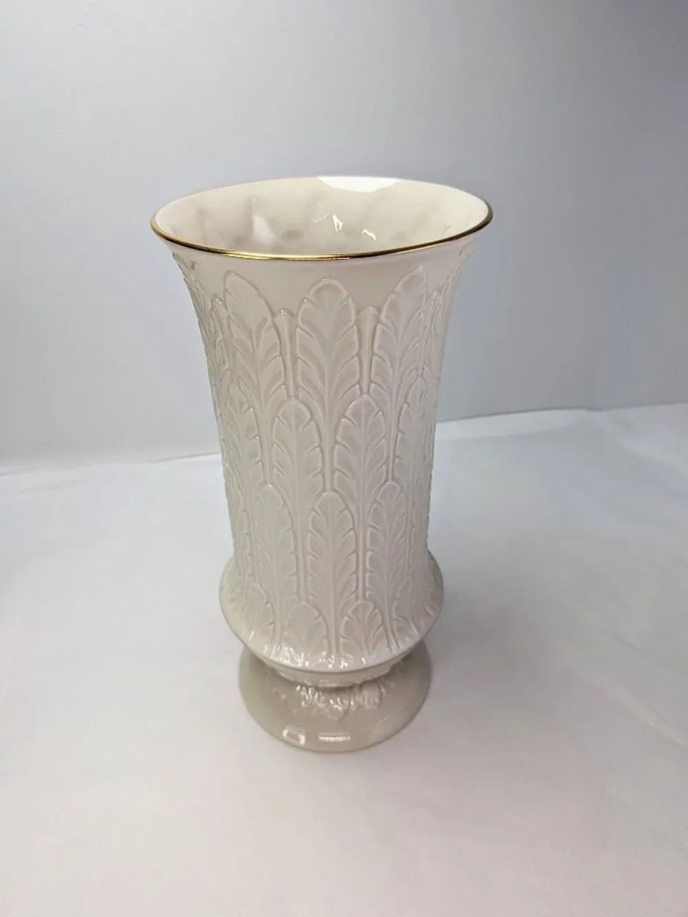 Vintage Lenox Ivory Porcelain Acanthus Leaf Pedestal Vase 24k Gold Trim 9.5”